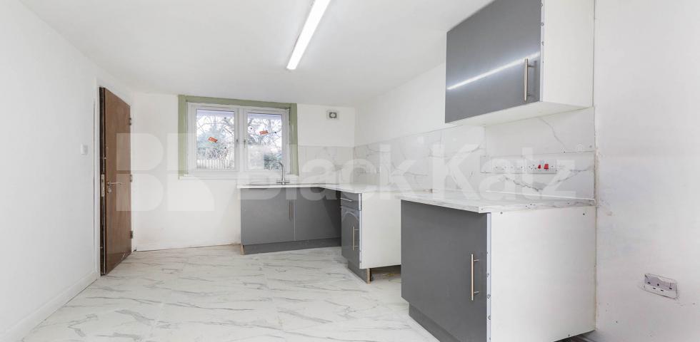 3 bedroom 4 bathroom house with large garden  Antill Road , Seven Sisters